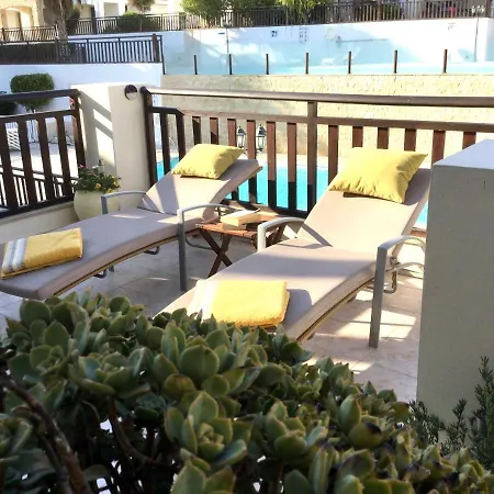 Daire Luxury 2 Bedroom With Large Balcony, Pool View And Free Wifi *