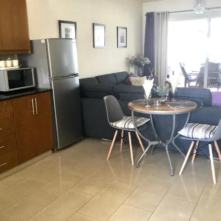 Luxury 2 Bedroom With Large Balcony, Pool View And Free Wifi Peyia