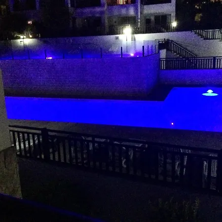 Luxury 2 Bedroom With Large Balcony, Pool View And Free Wifi Daire *