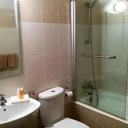 Daire Luxury 2 Bedroom With Large Balcony, Pool View And Free Wifi Peyia